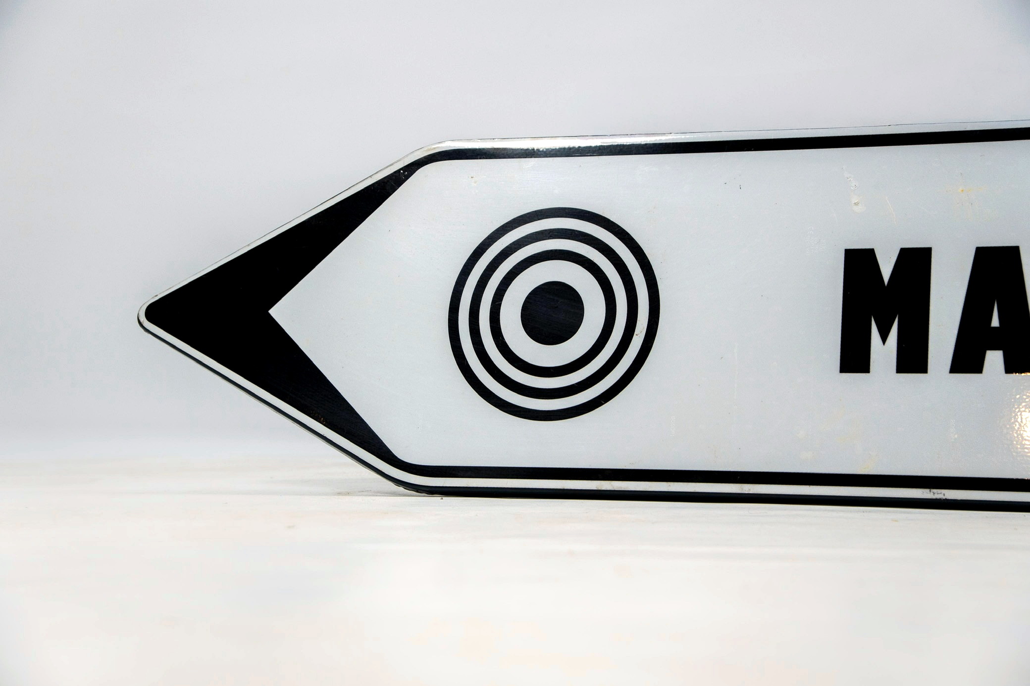 Ferrari Arrow Sign — image 01