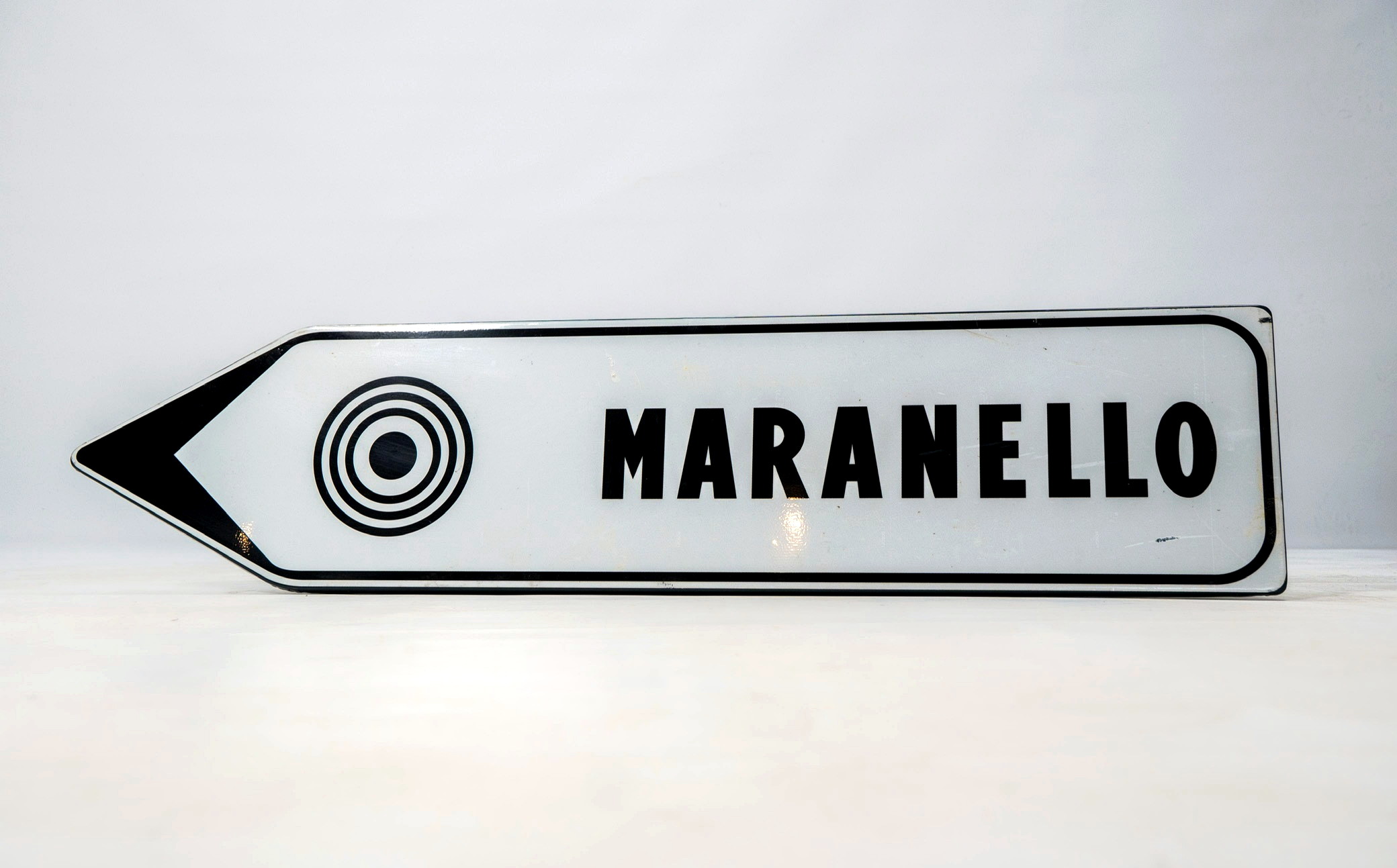 Ferrari Arrow Sign — image 04