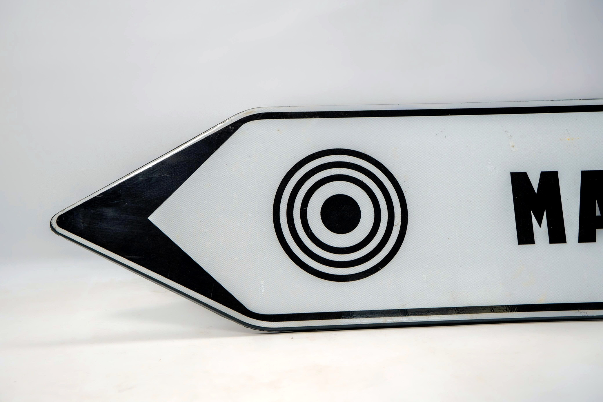 Ferrari Arrow Sign — image 05