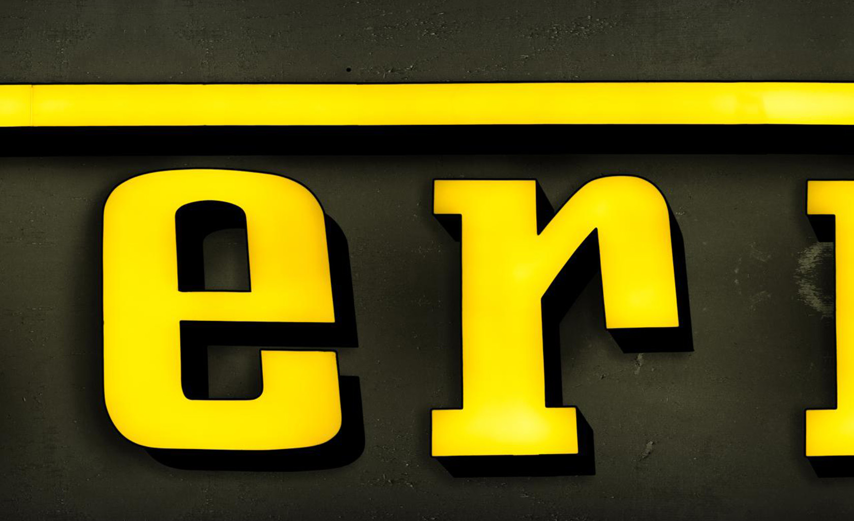 Monumental Ferrari dealer sign — centre letter detail